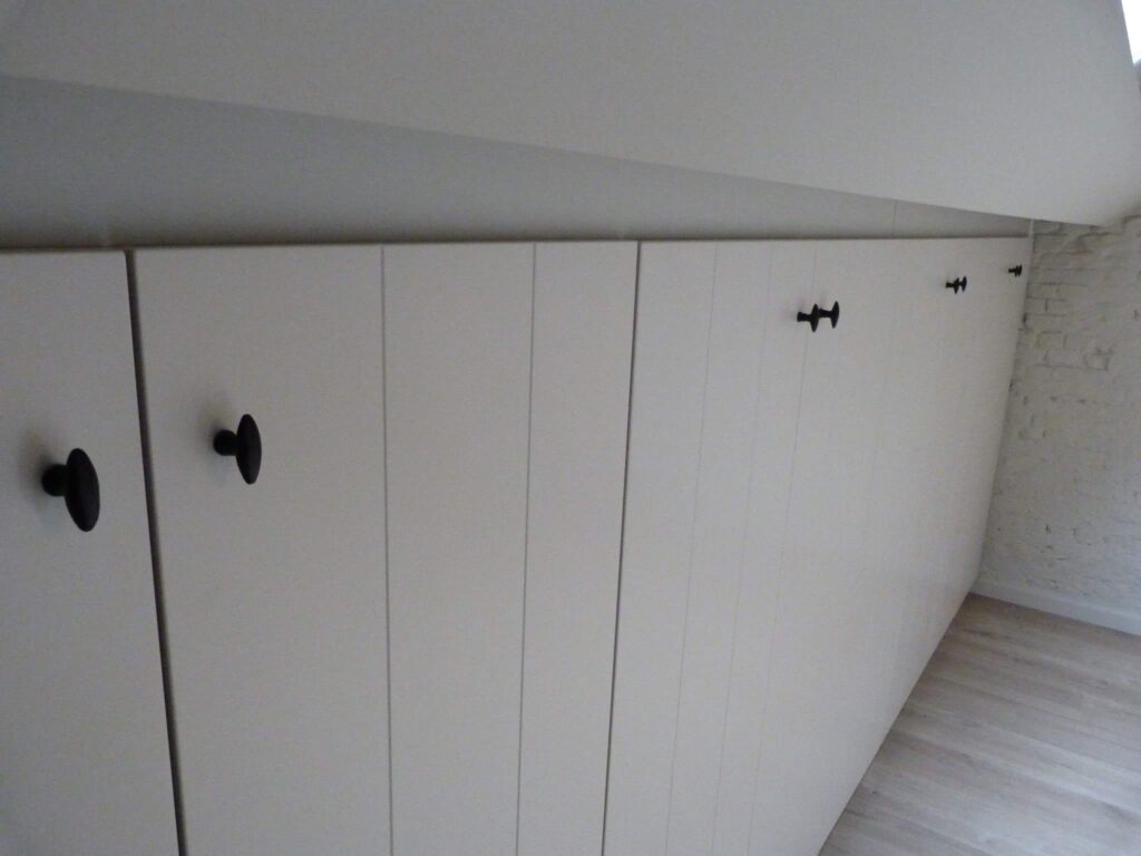 wandkasten onder schuin dak 02